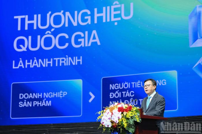 Đồng chí Lê Quốc Minh, Ủy viên Trung ương Đảng, Tổng Biên tập Báo Nhân Dân, Phó Trưởng Ban Tuyên giáo Trung ương, Chủ tịch Hội Nhà báo Việt Nam giới thiệu giao diện mới Chuyên trang Thương hiệu quốc gia của Báo Nhân Dân tại chương trình.