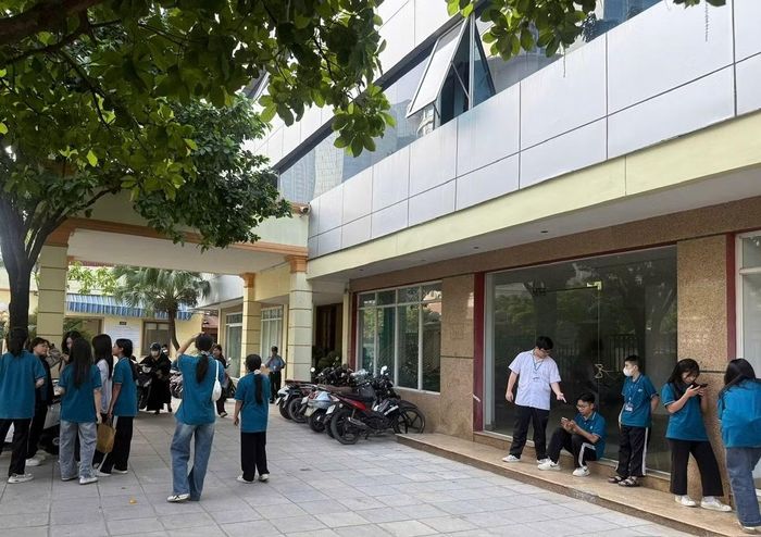 Các em học sinh Trường trung học phổ thông Phan Chu Trinh đã đến từ sớm chờ đợi buổi chiếu phim tại rạp Ngọc Khánh của Viện Phim Việt Nam. (Ảnh: Viện Phim Việt Nam)