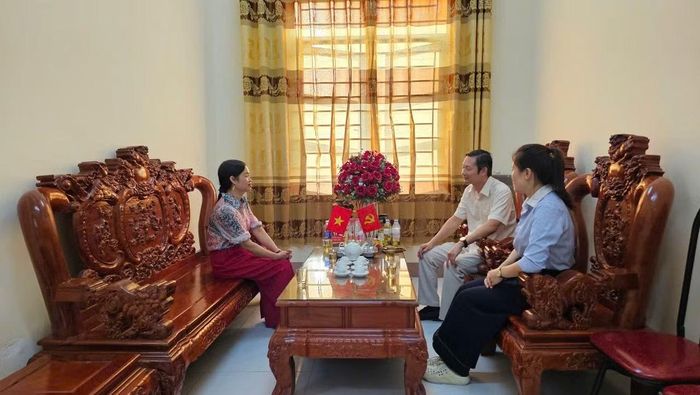 Hiệu trưởng Nguyễn Thị Thu Hiền (bên trái) trao đổi với cán bộ xã và phóng viên. (Ảnh: Hà Hồng Hà)