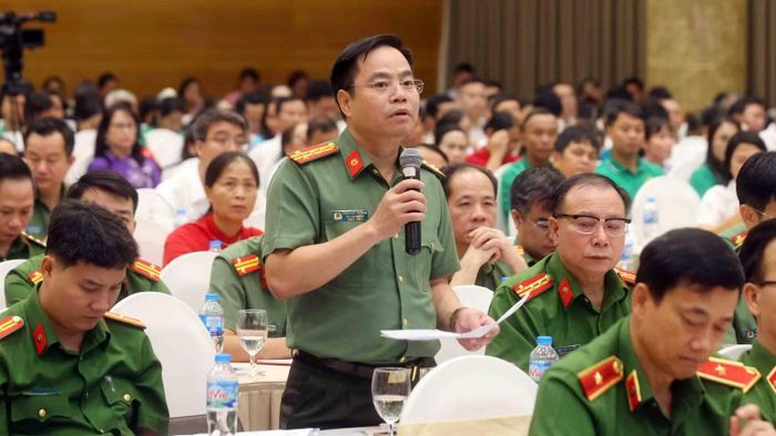 Đại diện lãnh đạo các đơn vị chức năng thuộc Bộ Công an giải đáp các câu hỏi của hội viên nông dân. (Ảnh: PHẠM KIÊN)
