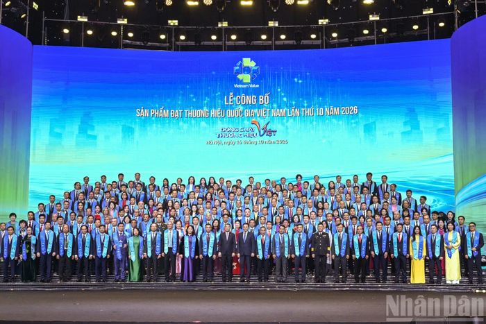 Thủ tướng Lê Minh Hưng với các doanh nghiệp được vinh danh sản phẩm đạt Thương hiệu quốc gia Việt Nam lần thứ 10 - năm 2026.