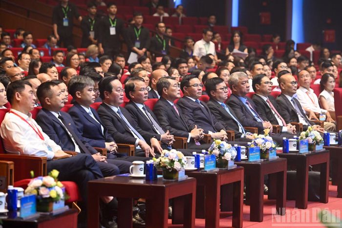 Thủ tướng Lê Minh Hưng và các đại biểu dự Lễ công bố sản phẩm đạt Thương hiệu quốc gia Việt Nam lần thứ 10 - năm 2026.