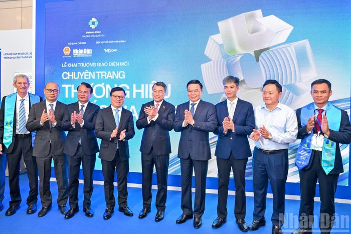  Thủ tướng Lê Minh Hưng cùng các đại biểu tại không gian Lễ khai trương giao diện mới Chuyên trang Thương hiệu quốc gia﻿ của Báo Nhân Dân. 