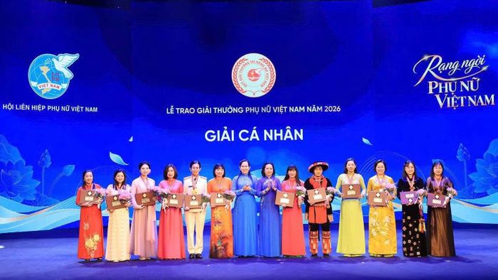Phó Chủ tịch Quốc hội Nguyễn Thị Thanh và Chủ tịch Hội Liên hiệp Phụ nữ Việt Nam Lê Thị Thủy trao Giải thưởng Phụ nữ Việt Nam năm 2026 tặng các cá nhân. (Ảnh: TUẤN ANH)