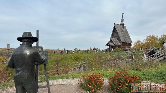 Tượng đài họa sĩ Levitan trên quả đồi được lấy chính tên ông. (Ảnh: THÙY VÂN)