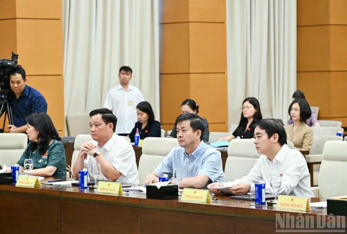 Các đồng chí Tổ trưởng Tổ đảng, Trưởng đoàn, Phó Trưởng đoàn phụ trách Đoàn đại biểu Quốc hội các tỉnh, thành phố trực thuộc Trung ương dự hội nghị. (Ảnh: DUY LINH)