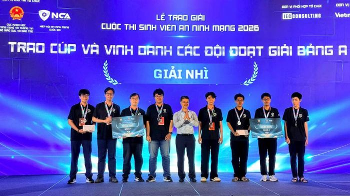 Trao Giải nhì cho hai đội thi: HCMACT-UniverSea thuộc Học viện Kỹ thuật mật mã - Phân hiệu tại Thành phố Hồ Chí Minh và idontthinkwehaveaname thuộc Trường đại học Bách khoa (Đại học Quốc gia Thành phố Hồ Chí Minh). (Ảnh CÔNG TÂM)
