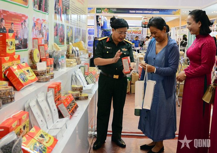 Lãnh đạo Binh đoàn 16 giới thiệu sản phẩm cho người dân Campuchia tại Hội chợ Videx Cambodia 2026.