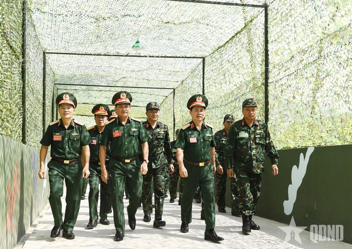  Thủ trưởng Bộ Tổng Tham mưu, thủ trưởng Tổng cục Chính trị kiểm tra hệ thống công sự trận địa phục vụ diễn tập của TP Quảng Ninh. Ảnh: TUẤN HUY  