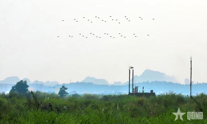  Sử dụng phương tiện bay không người lái bầy đàn trong thực binh tác chiến vòm phòng không bền vững tại diễn tập khu vực phòng thủ TP Quảng Ninh. Ảnh: HÀ CHUNG