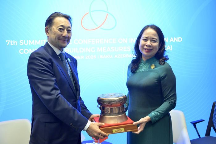 Phó chủ tịch nước Võ Thị Ánh Xuân trao tặng Tổng Thư ký CICA Kairat Sarybay mô hình Trống đồng Đông Sơn.