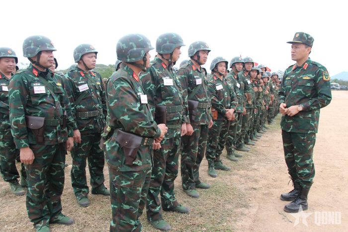 Thủ trưởng Quân khu 1 động viên cán bộ, chiến sĩ Sư đoàn 3 thực hiện nhiệm vụ diễn tập chiến thuật vòng tổng hợp năm 2025. Ảnh: NGUYỄN QUỲNH 