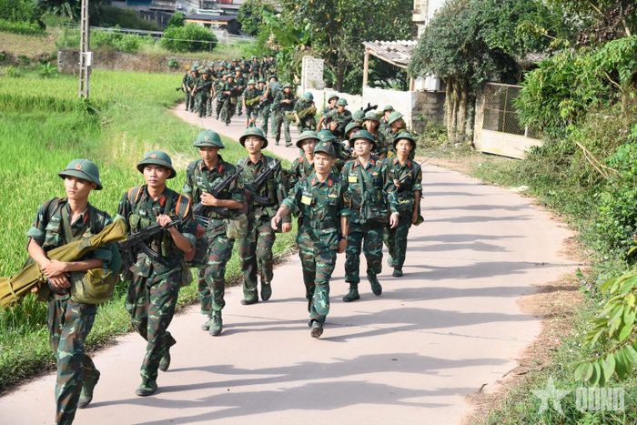 Cán bộ, chiến sĩ Sư đoàn 346 (Quân khu 1) hành quân cơ động trong diễn tập vòng tổng hợp năm 2026. Ảnh: DUY LINH
