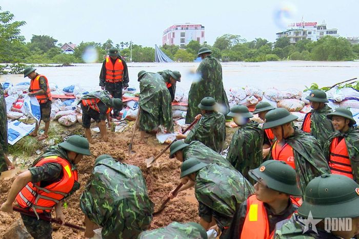  Cán bộ, chiến sĩ LLVT Quân khu 1 gia cố đê sông Cầu trong đợt mưa lũ lịch sử ở tỉnh Thái Nguyên năm 2025. Ảnh: HOÀNG DƯƠNG