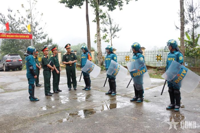 Thủ trưởng Quân khu 1 kiểm tra công tác sẵn sàng chiến đấu của Tiểu đội Dân quân thường trực, Ban CHQS xã Lũng Nặm, tỉnh Cao Bằng. Ảnh: KHƯƠNG QUANG 