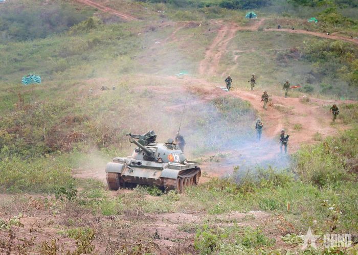 Diễn tập hiệp đồng quân binh chủng có bắn đạn thật của Trung đoàn 12, Sư đoàn 3, Quân khu 1. Ảnh: BÙI HIỆP 