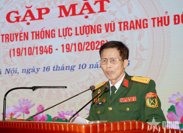  Đại tá Lê Ngọc Sơn, nguyên Chủ nhiệm Chính trị Quân khu Thủ đô phát biểu tại hội nghị. 