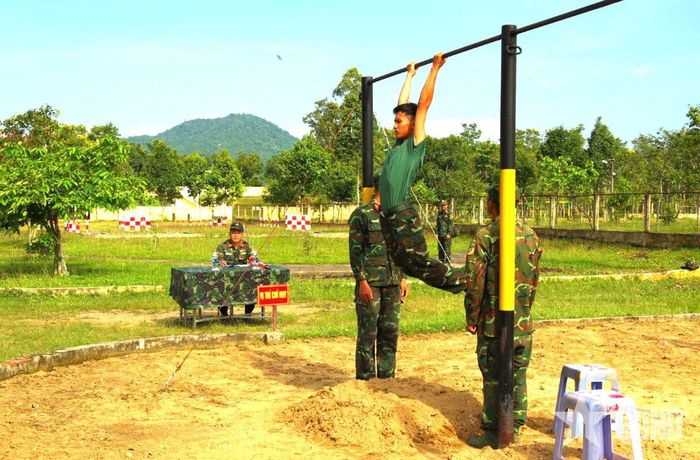  Kiểm tra thể lực (nội dung co tay xà đơn). 