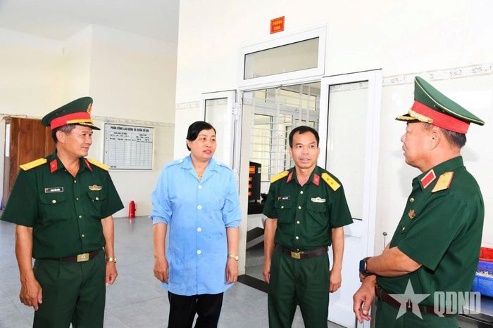  Thiếu tướng Nguyễn Quốc Hương kiểm tra khu chế biến và công tác chăm sóc sức khỏe bộ đội. 