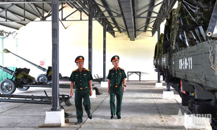  Thiếu tướng Nguyễn Quốc Hương kiểm tra hệ thống khu trang bị kỹ thuật của Lữ đoàn Pháo binh 368. 