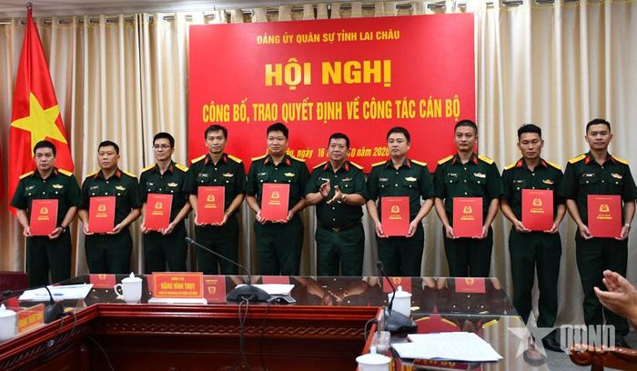  Lãnh đạo Bộ CHQS tỉnh Lai Châu trao quyết định điều động, bổ nhiệm Phó chỉ huy trưởng, Chính trị viên phó Ban CHQS xã, phường. 