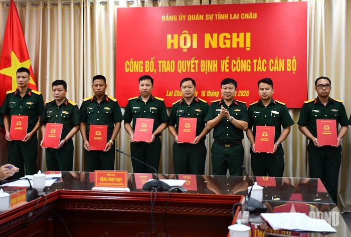  Lãnh đạo Bộ CHQS tỉnh Lai Châu trao quyết định điều động, bổ nhiệm Phó chỉ huy trưởng, Chính trị viên phó Ban CHQS xã, phường.  