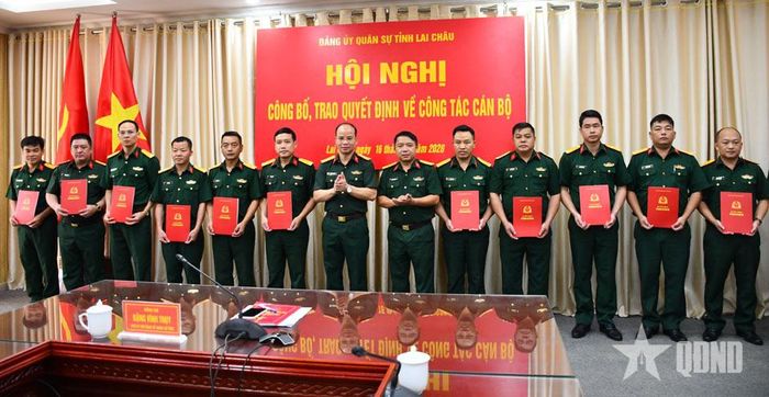  Trao các quyết định điều động, bổ nhiệm cho cán bộ.  