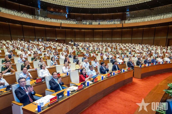 Các đại biểu dự hội nghị tại phòng họp Diên Hồng. 