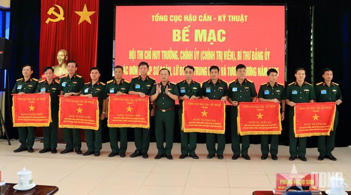  Thiếu tướng Phùng Ngọc Sơn trao Cờ thưởng của Tổng cục Hậu cần-Kỹ thuật tặng các đơn vị có thành tích xuất sắc trong tham gia hội thi.