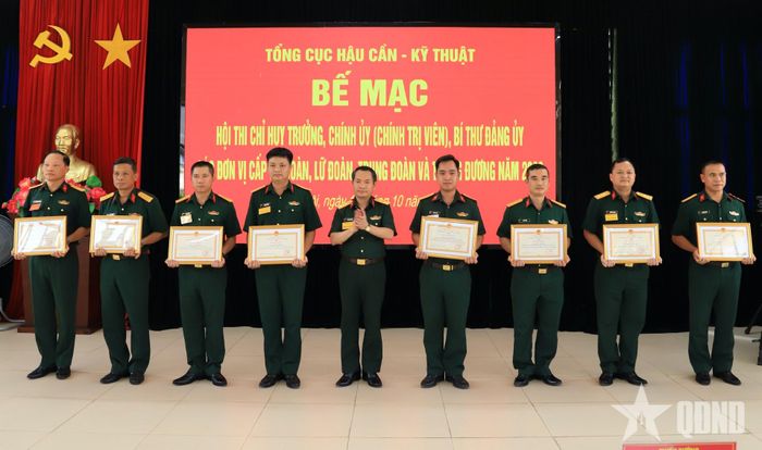 Thủ trưởng Bộ Tham mưu và Cục Chính trị Tổng cục Hậu cần-Kỹ thuật trao khen thưởng tặng các cá nhân đạt thành tích xuất sắc trong hội thi.