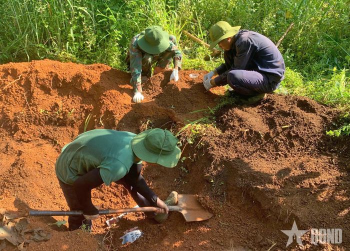Đội K52 và lực lượng chức năng tìm kiếm hài cốt liệt sĩ tại xã Ia Dom, tỉnh Gia Lai.  