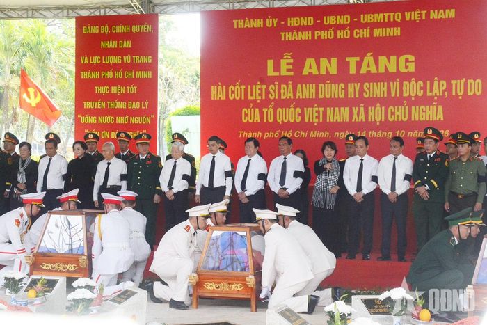 Lễ an táng hài cốt liệt sĩ tại Nghĩa trang Liệt sĩ TP Hồ Chí Minh diễn ra trang nghiêm, xúc động. Ảnh: HOÀNG THÀNH