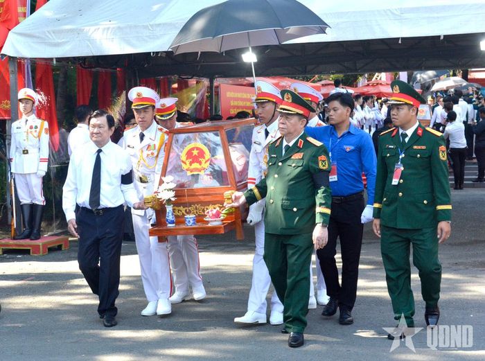 Nguyên Chủ tịch nước Trương Tấn Sang và Đại tướng Nguyễn Trọng Nghĩa, Ủy viên Bộ Chính trị, Bí thư Trung ương Đảng, Ủy viên Thường vụ Quân ủy Trung ương, Chủ nhiệm Tổng cục Chính trị thành kính di quách hài cốt liệt sĩ đến vị trí an táng. Ảnh: LƯƠNG ANH