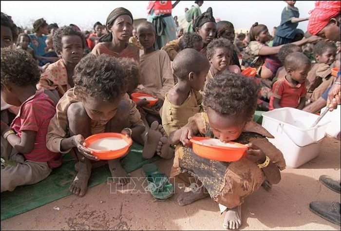 Phụ nữ và trẻ em tại trại tị nạn Kebribeyah, miền Đông Ethiopia. Ảnh: TTXVN