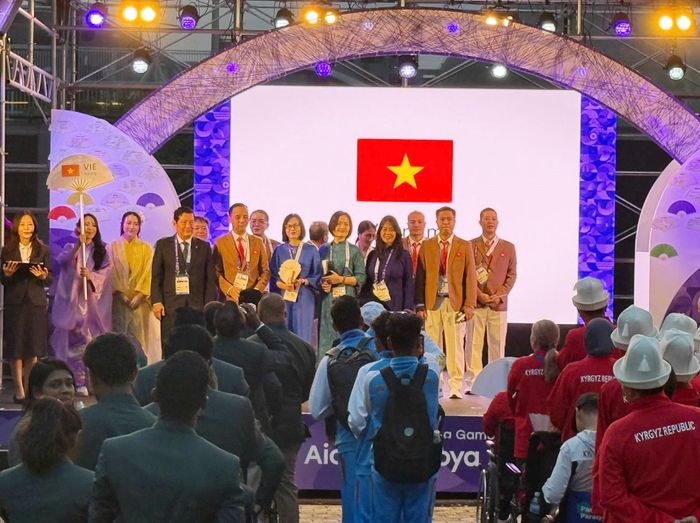 Nghi thức thượng cờ Đoàn thể thao người khuyết tật Việt Nam tại Asian Para Games 2026. Ảnh: HOÀI THU
