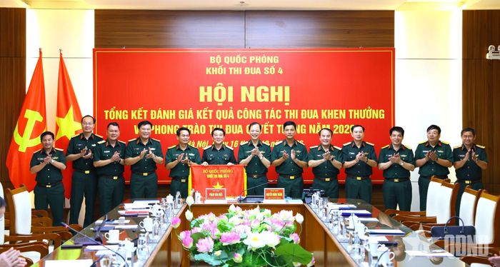 Bộ tư lệnh 86 bàn giao Cờ Luân lưu Khối trưởng Khối thi đua số 4 Bộ Quốc phòng năm 2027 cho Bộ tư lệnh Lăng Chủ tịch Hồ Chí Minh. 