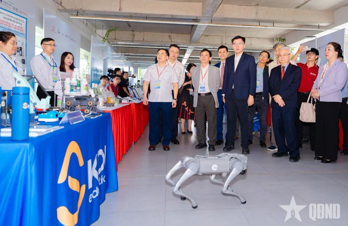 Các đại biểu tham quan triển lãm công nghệ chiến lược phát triển đô thị công nghệ cao.