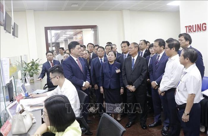 Các đại biểu tham quan Trung tâm phục vụ hành chính công phường Kinh Bắc.