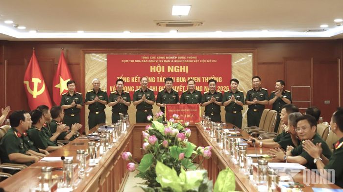 Thủ trưởng Tổng cục Công nghiệp Quốc phòng và đại diện các cơ quan chức năng của Tổng cục chứng kiến bàn giao nhiệm vụ Cụm trưởng, Cụm phó Cụm thi đua năm 2027. 