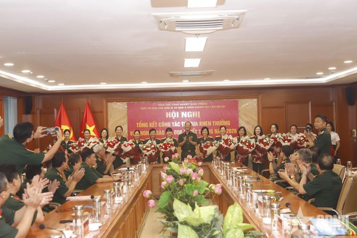 Trung tướng Đinh Quốc Hùng tặng hoa chúc mừng các đại biểu nữ dự hội nghị. 