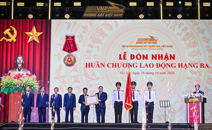 Thay mặt lãnh đạo Đảng, Nhà nước, Phó thủ tướng Thường trực Chính phủ Phạm Gia Túc trao Huân chương Lao động hạng Ba tặng Tập đoàn Đường sắt Quốc gia Việt Nam.