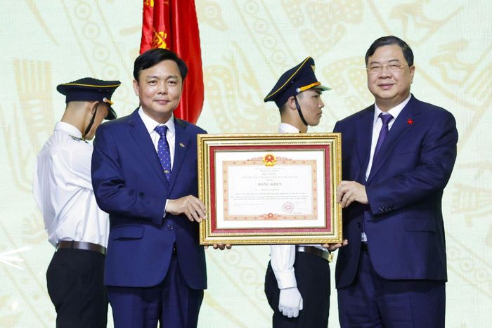 Phó thủ tướng Thường trực Chính phủ Phạm Gia Túc trao Bằng khen của Thủ tướng Chính phủ tặng đồng chí Hoàng Gia Khánh, Tổng giám đốc Tập đoàn Đường sắt Quốc gia Việt Nam.