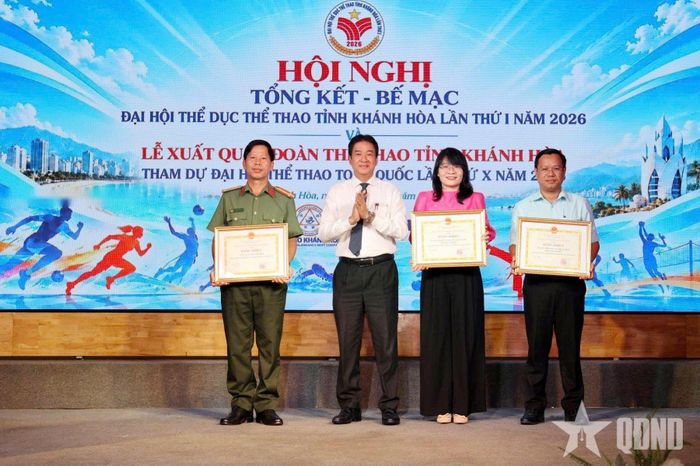  Lãnh đạo tỉnh Khánh Hòa trao bằng khen tặng các đội nhất ở các khối thi đua.