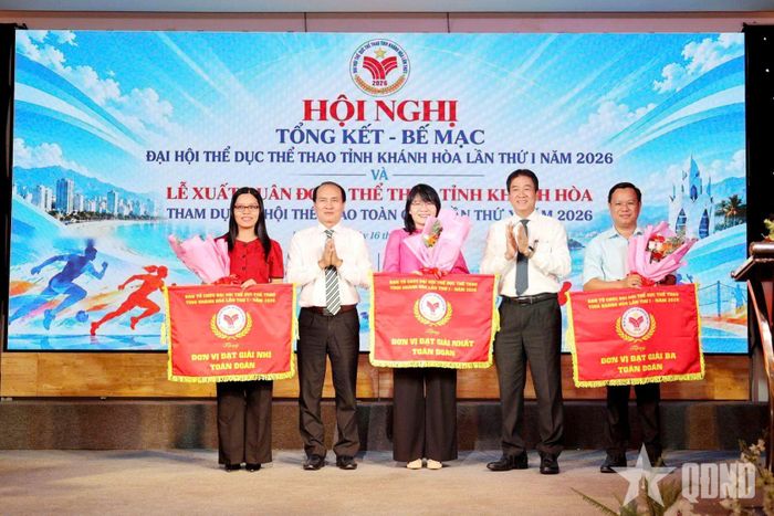   Lãnh đạo tỉnh Khánh Hòa trao cờ giải toàn đoàn tặng các địa phương. 