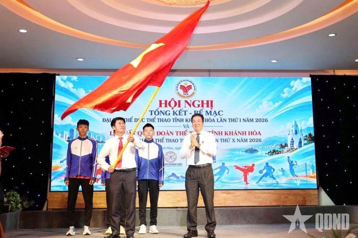  Lãnh đạo tỉnh Khánh Hòa trao cờ cho Đoàn thể thao tham dự Đại hội thể thao toàn quốc.