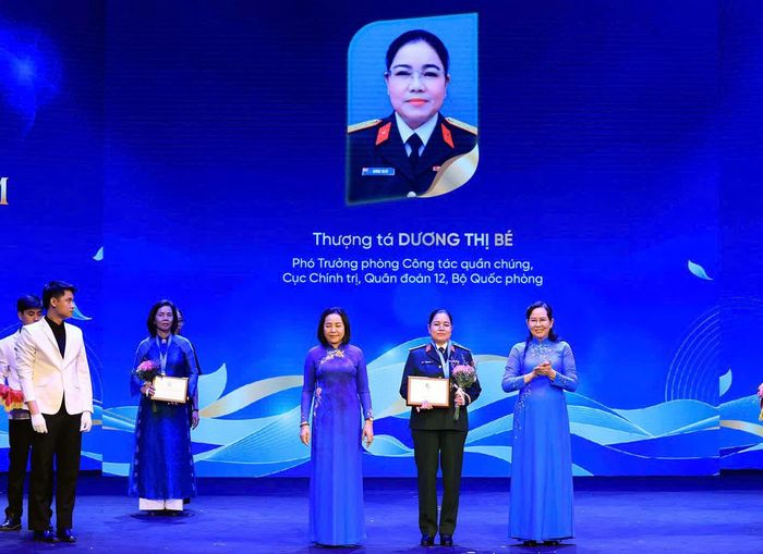  Thượng tá Dương Thị Bé được trao Giải thưởng Nguyễn Thị Định lần thứ hai. Ảnh: TUẤN ANH 