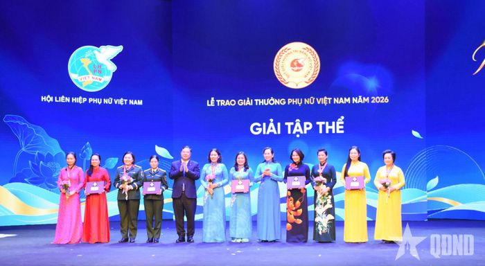Đồng chí Phạm Gia Túc và đồng chí Lê Thị Thủy trao khen thưởng tặng các tập thể đạt Giải thưởng Phụ nữ Việt Nam 2026. 