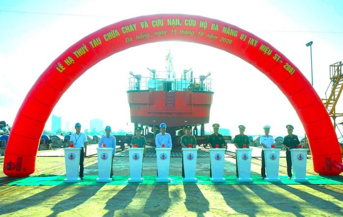 Các đại biểu thực hiện nghi thức hạ thủy tàu ST288.