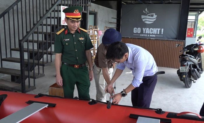 Lực lượng chức năng kiểm tra, nghiệm thu, chạy thử xuồng cao su có động cơ