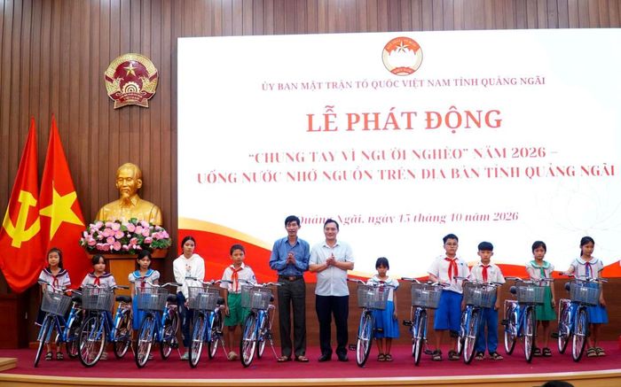 Tặng 20 xe đạp cho học sinh nghèo vượt khó trên địa bàn tỉnh.
